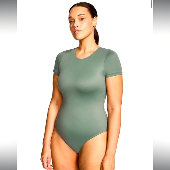 Victoria’s Secret featherweight bodysuit NEW - Picture 1 of 4
